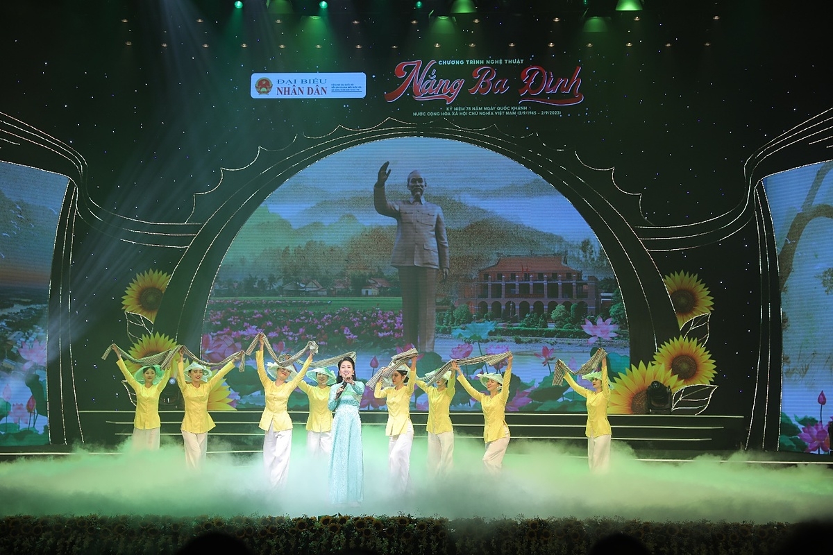 Với các ca khúc bất hủ, khi hào hùng, lúc sâu lắng, không gian nghệ thuật của “Nắng Ba Đình” tái hiện chặng đường mà Đảng, Bác Hồ đã khai mở cho dân tộc Việt Nam, con đường đi tới độc lập, tự do, ấm no, hạnh phúc.