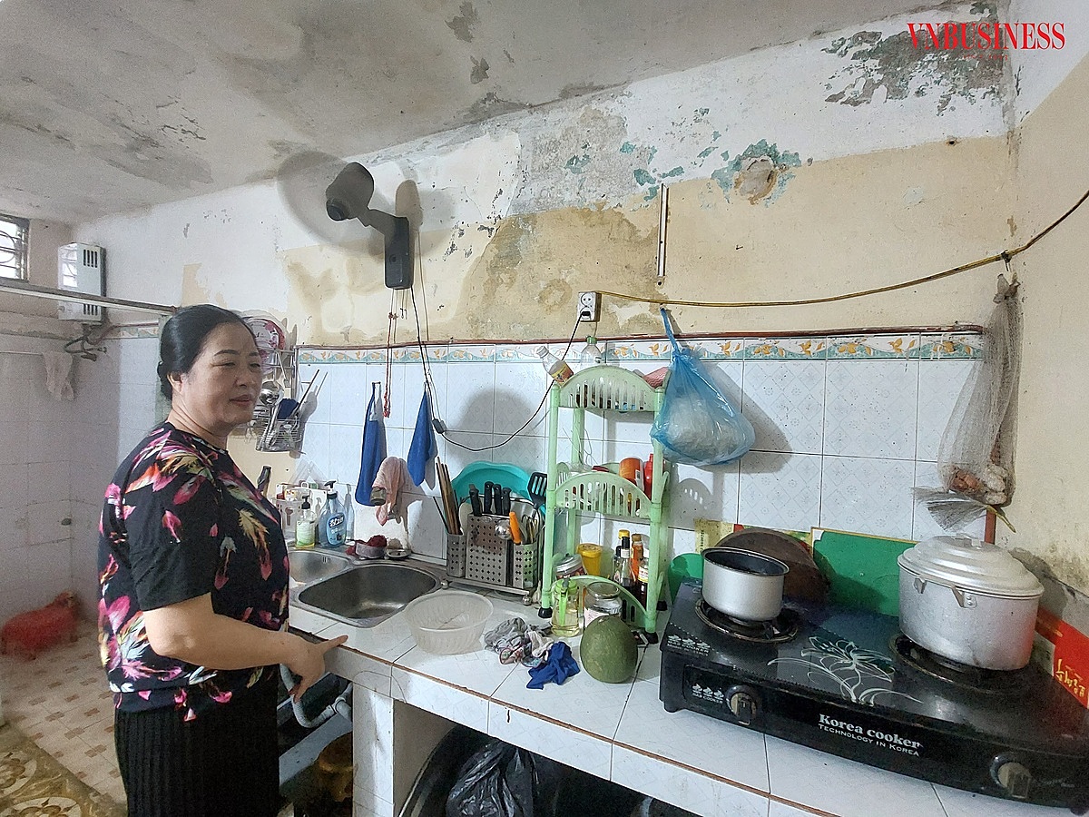 Theo bà Nguyễn Thị Đặn số 5 cầu thang 6, khu A5, chỉ cần mưa nhỏ thì khu vực bếp nhà bà đã có nước chảy khắp nơi do tường bị ngấm, dột, dù gia đình đã gia cố, sửa chữa nhiều lần nhưng không cải thiện.