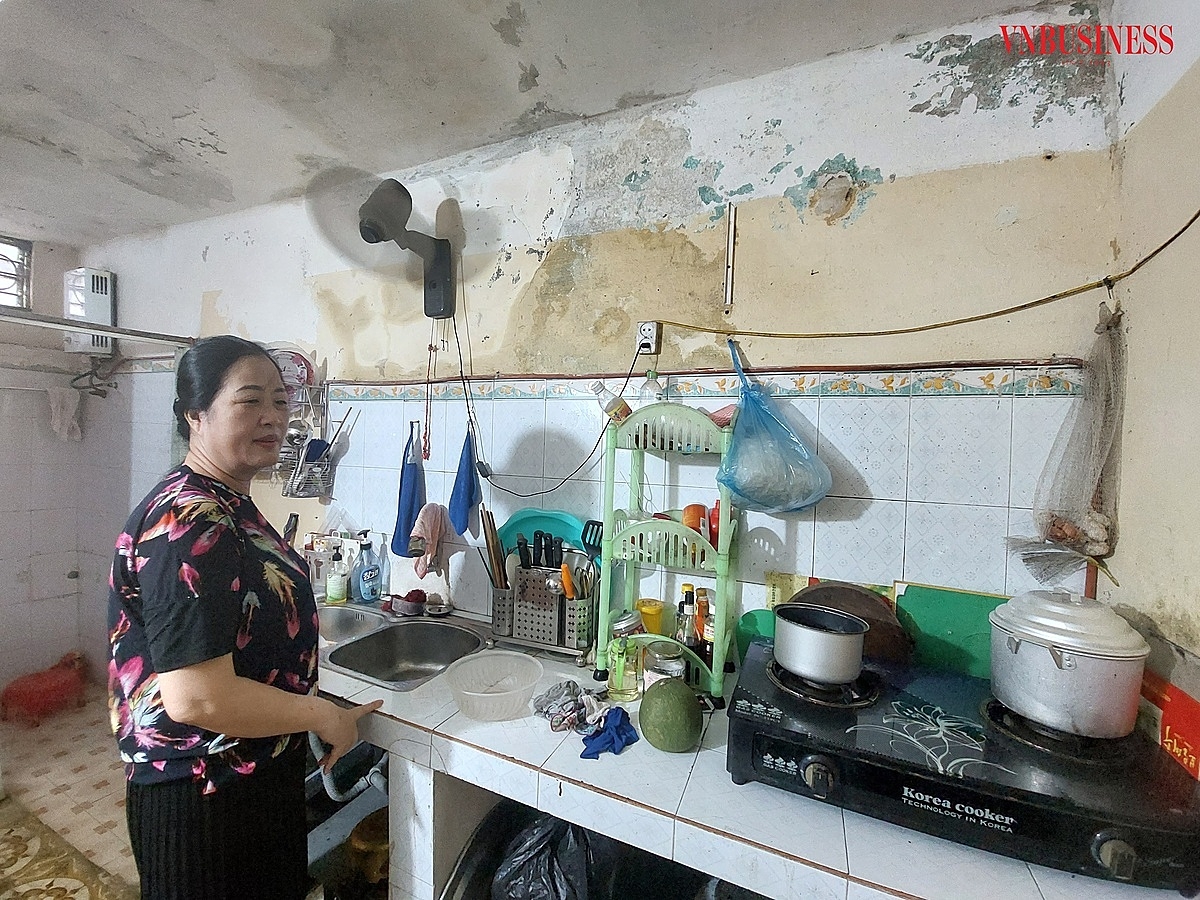 Theo bà Nguyễn Thị Đặn số 5 cầu thang 6, khu A5, chỉ cần mưa nhỏ thì khu vực bếp nhà bà đã có nước chảy khắp nơi do tường bị ngấm, dột, dù gia đình đã gia cố, sửa chữa nhiều lần nhưng không cải thiện.