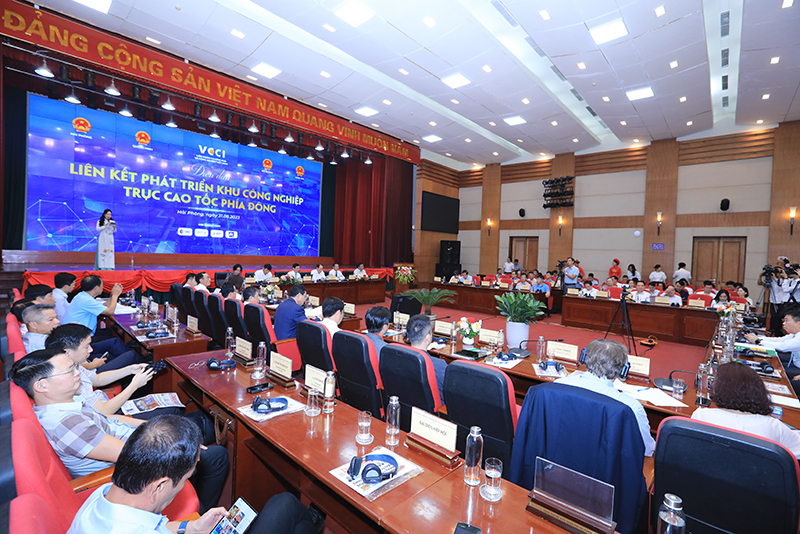 Quang cảnh Diễn đàn.