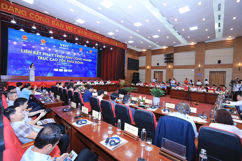 Quang cảnh Diễn đàn.