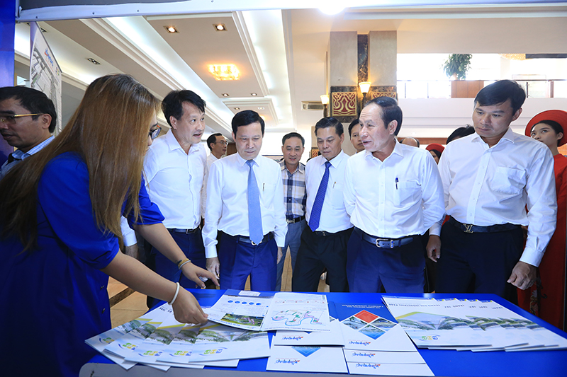 ác đại biểu tham quan Triển lãm về các khu công nghiệp trục cao tốc phía Đông