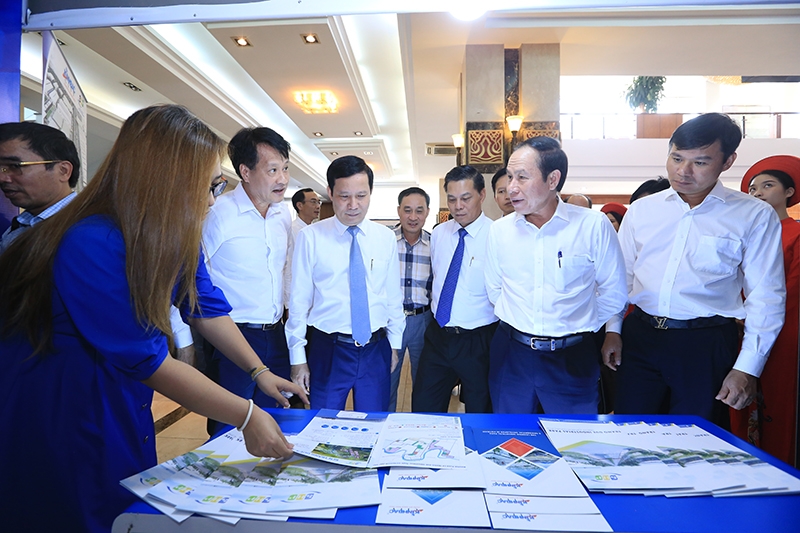 ác đại biểu tham quan Triển lãm về các khu công nghiệp trục cao tốc phía Đông