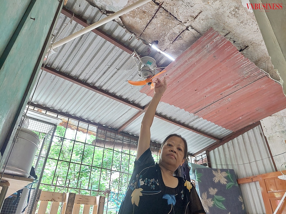 Bà Đỗ Thị Phượng ở tầng 3 dãy nhà A5 bị ung thư xương di căn, đi lại khó khăn cho biết phần mái hiên, khu trần bếp nhà bà đã bị lở ra nhiều mảng bê tông.