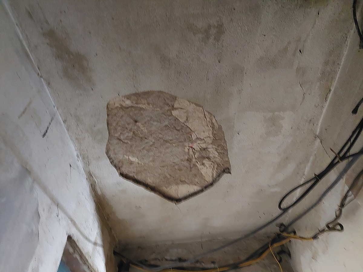 Người dân lo lắng, nếu mưa to, gió lớn, các bức tường, trần nhà còn tiếp tục bong tróc.