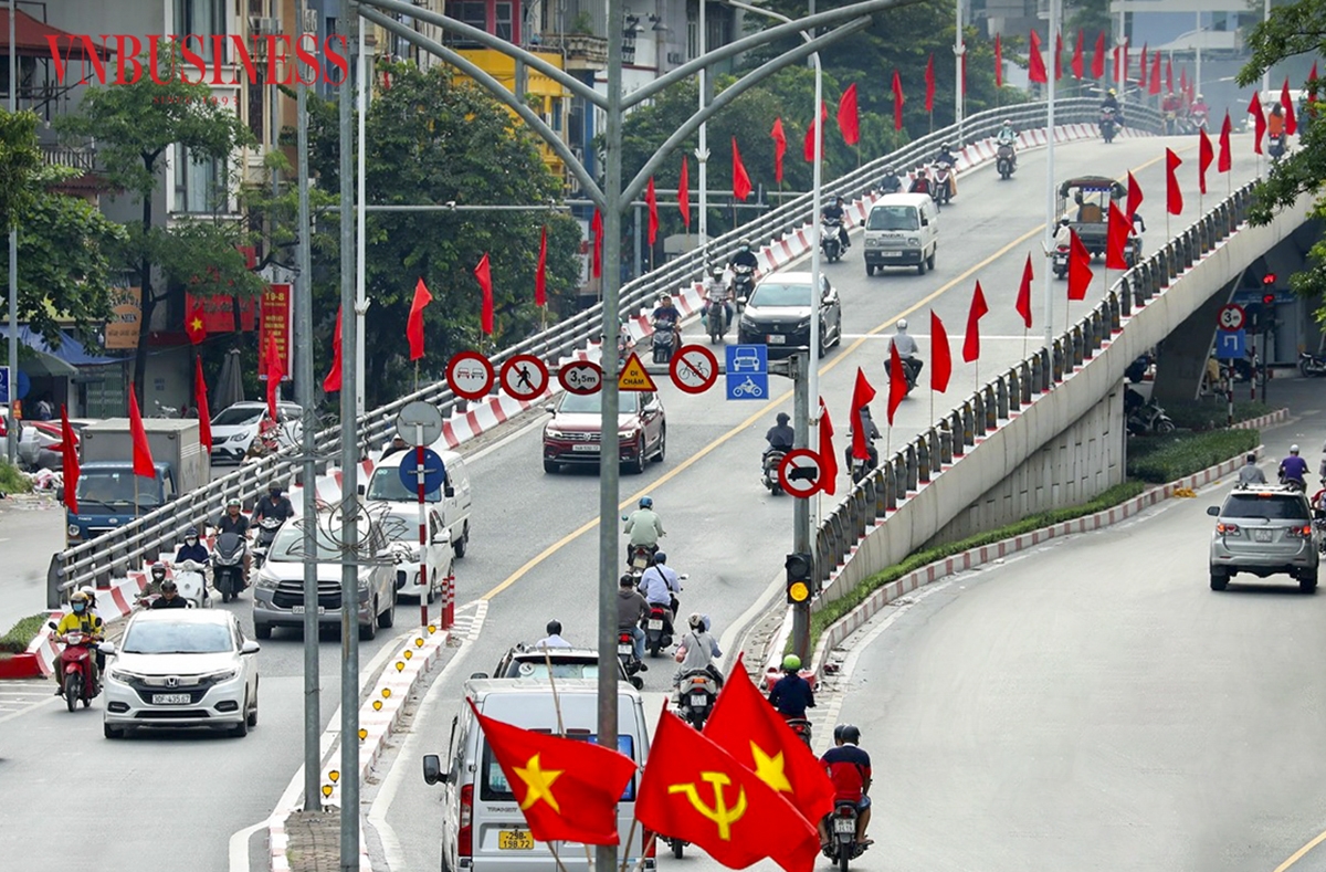 Một số nút giao thông có cầu vượt được trang trí cờ đỏ hai bên, kết hợp các cụm cờ Đảng và cờ Tổ quốc ở dải phân cách giữa.