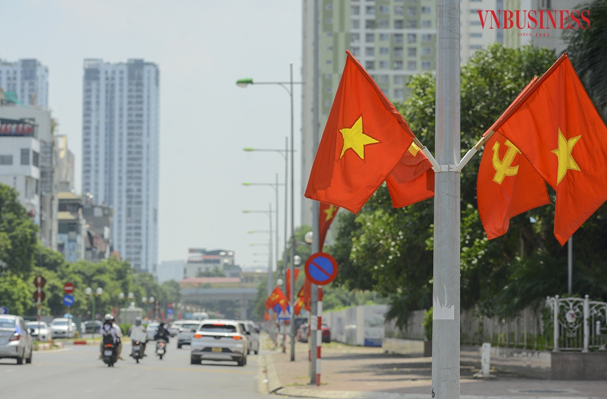 Cụm cờ Đảng và cờ Tổ quốc tung bay bên cạnh những công trình của Hà Nội chào mừng kỷ niệm 78 năm Quốc khánh 2/9.