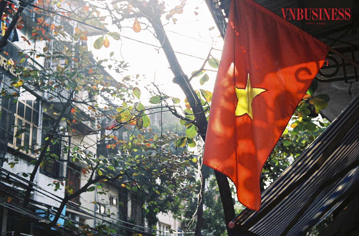 Sắc đỏ của cờ đỏ sao vàng hòa cùng nắng vàng của trời thu Hà Nội.