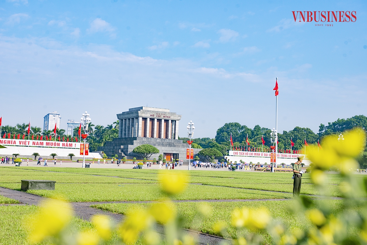 Lăng Chủ tịch Hồ Chí Minh rực rỡ cờ hoa trong một sớm Thu trong xanh, yên bình.