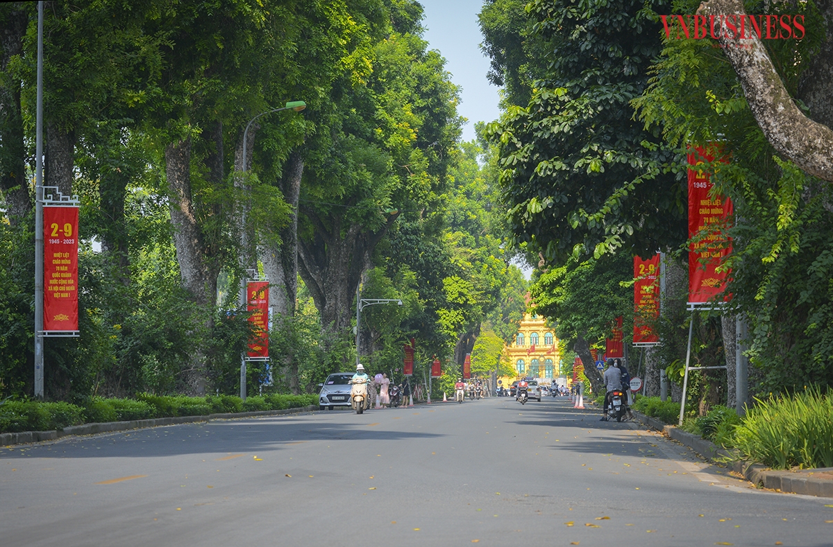 Đường Hoàng Văn Thụ, hướng về Phủ Chủ tịch dưới tiết trời nắng thu Hà Nội.