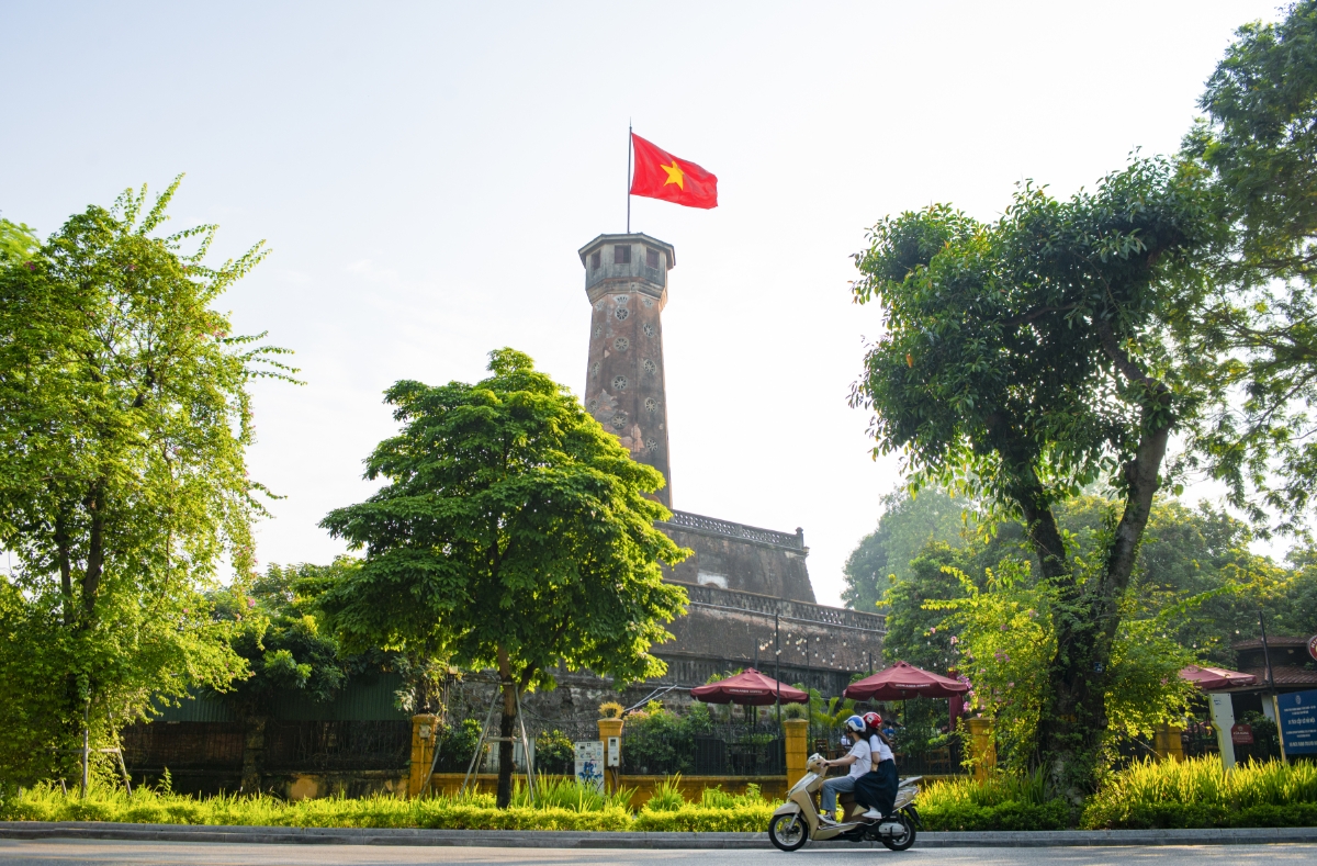Cờ đỏ sao vàng tung bay trên nóc Cột cờ Hà Nội.