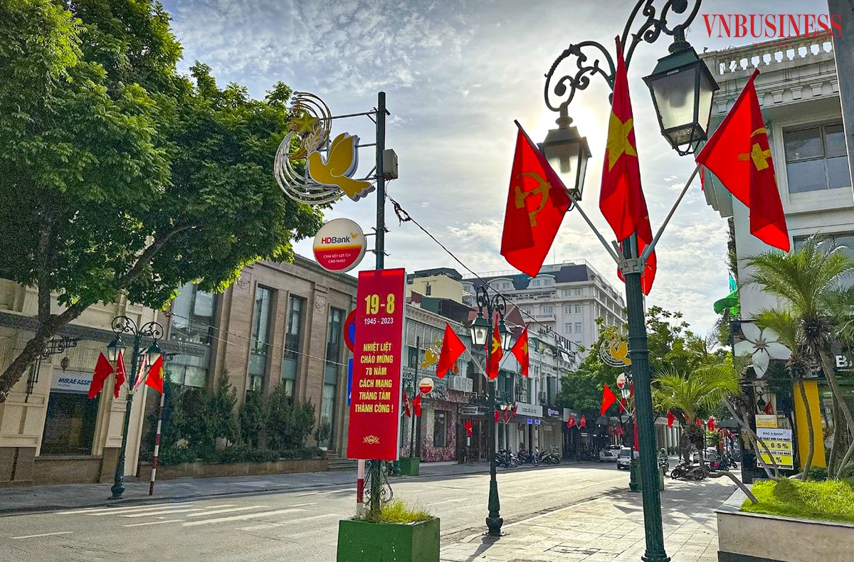 Cờ hoa rực rỡ một góc phố Tràng Tiền.