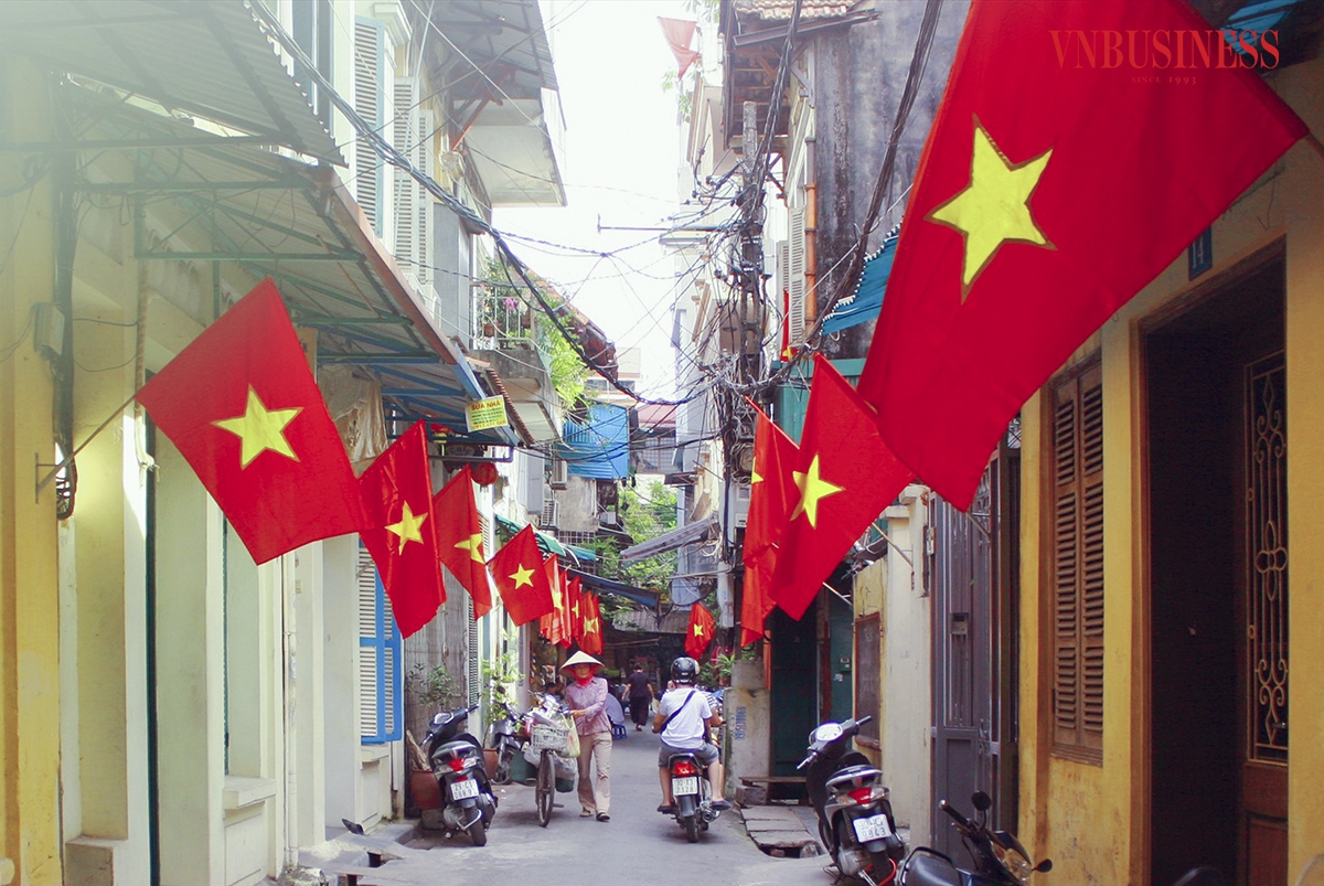 Không chỉ có các tuyến đường lớn, trong từng khu phố cờ đỏ sao vàng cũng được người dân trang hoàng lộng lẫy.