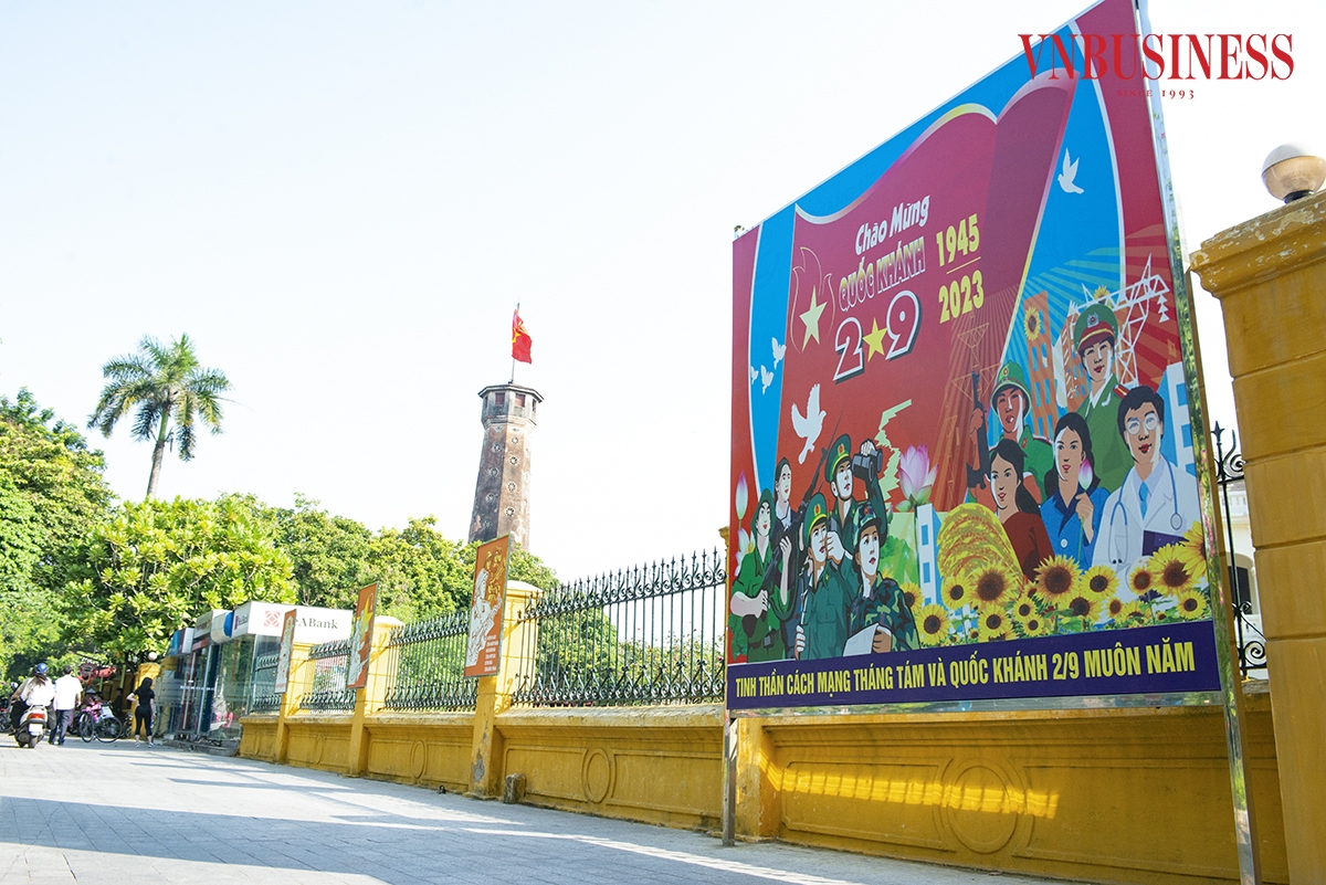 Những tuyến phố trọng điểm, xuyên tâm đều được lắp những tấm pano tuyên truyền.