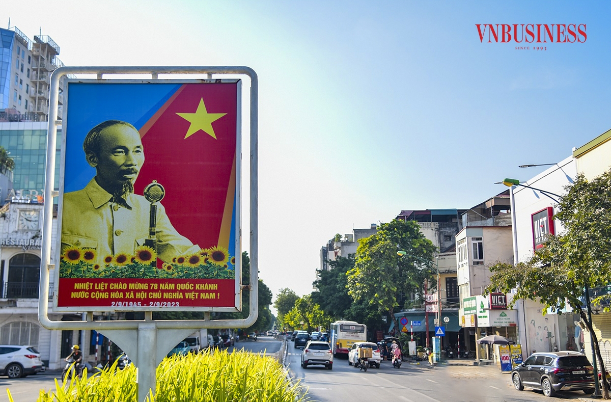 Pano hình ảnh Bác Hồ đọc Bản Tuyên ngôn Độc lập trong ngày lễ trọng đại của Dân tộc.