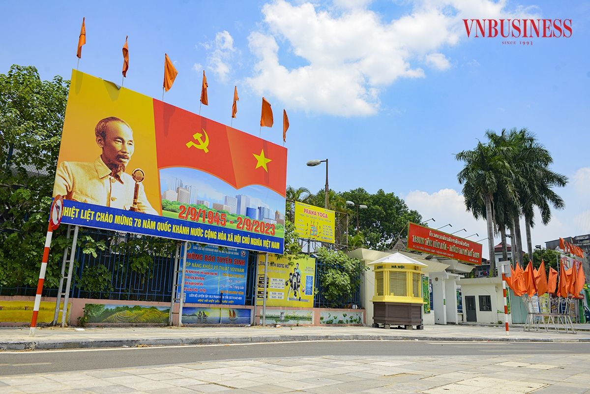 Nhiều hình ảnh, biểu ngữ hiện diện khắp nơi nhằm tuyên truyền sâu rộng về truyền thống lịch sử, lòng yêu nước, ý chí tự lực, tự cường và tinh thần đại đoàn kết toàn dân tộc.