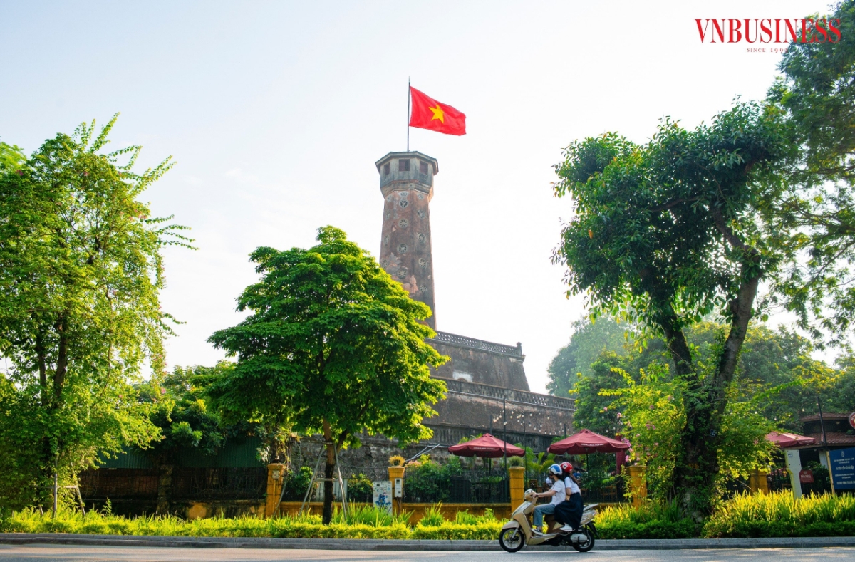 Cờ đỏ sao vàng tung bay trên nóc Cột cờ Hà Nội.