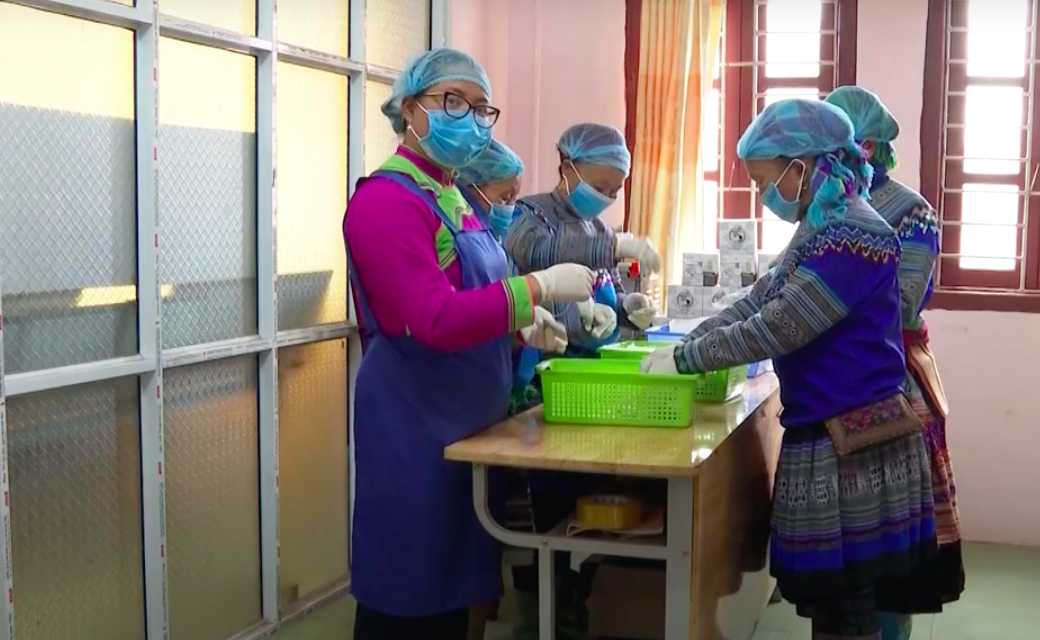 Người dân chế biến sản phẩm dược liệu để gia tăng giá trị.