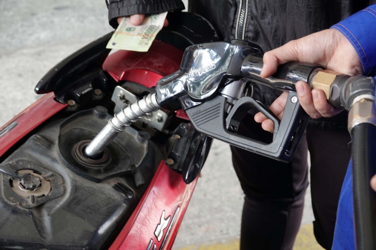 Giá xăng được điều chỉnh tăng nhẹ vào chiều nay.