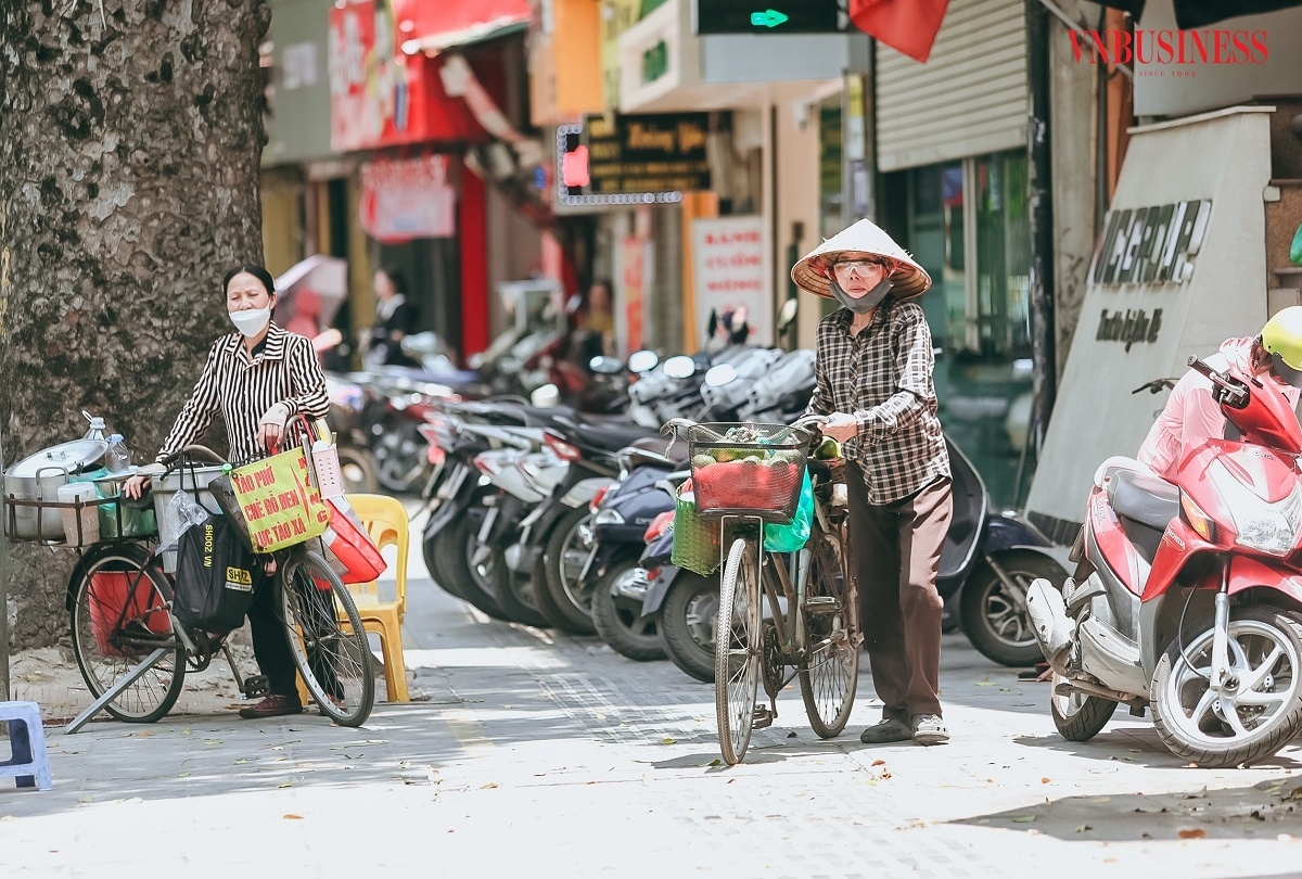Hoạt động bán rong vẫn diễn ra phổ biến trên nhiều vỉa hè Hà Nội.