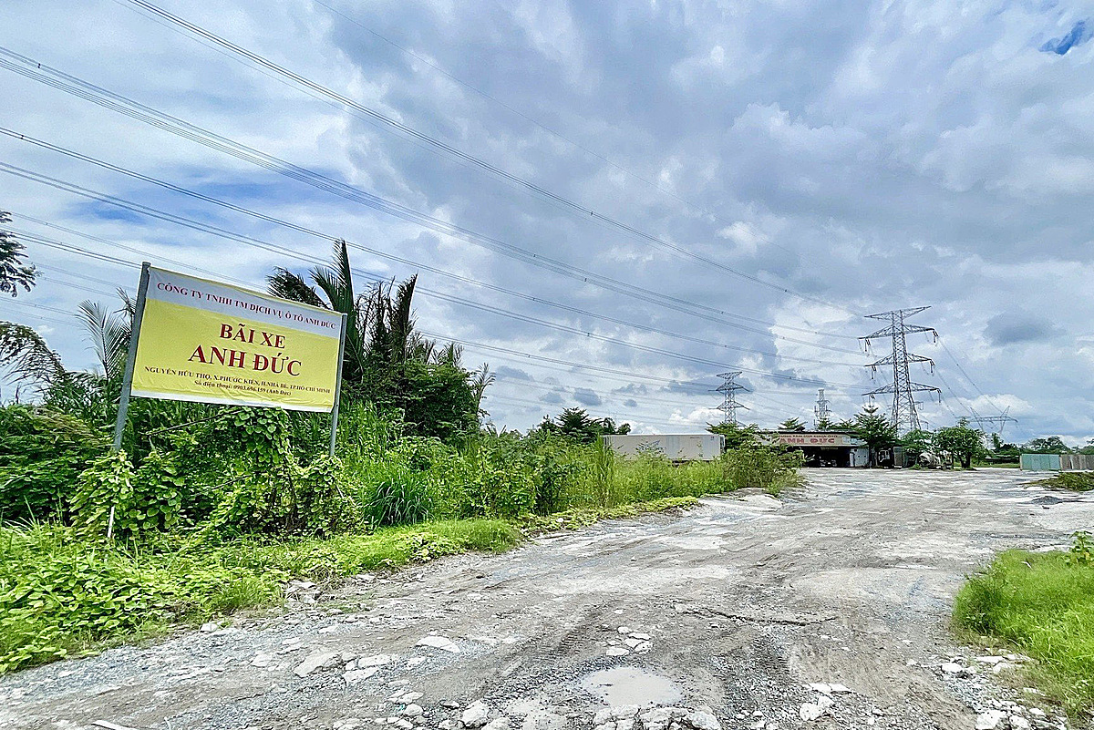 Gara xe Anh Đức tại phân khu 17-19 do Công ty Cổ phần Đầu tư Phước Kiển làm chủ đầu tư – Theo kết luận của Thanh tra TP.HCM, đây là trường hợp sử dụng đất của dự án với mục đích cá nhân, kinh doanh thu lợi.