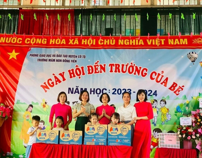 Cô trò Trường Mầm non Đồng Tiến &lpar;huyện Cô Tô&rpar; vui mừng đón nhận sữa từ Quỹ Sữa đúng ngày khai giảng.
