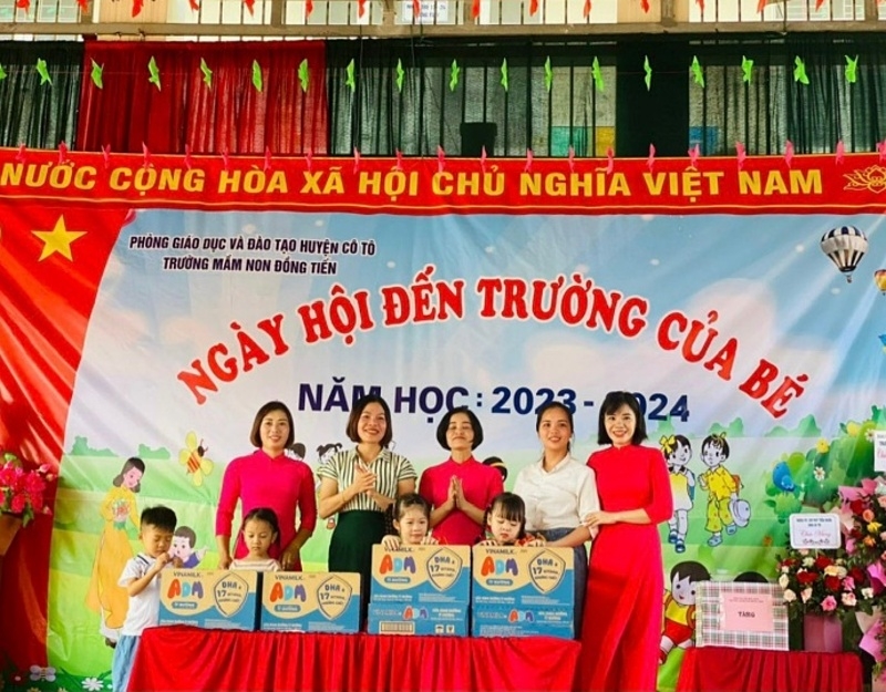 Cô trò Trường Mầm non Đồng Tiến &lpar;huyện Cô Tô&rpar; vui mừng đón nhận sữa từ Quỹ Sữa đúng ngày khai giảng.