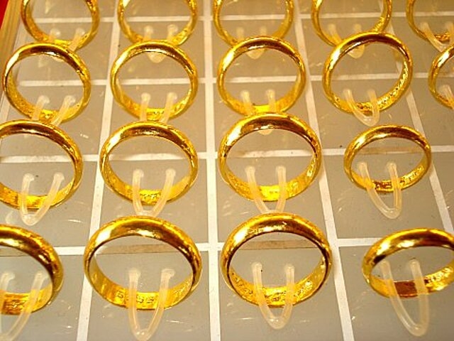 Giá vàng nhẫn nối tiếp đà giảm cùng thế giới.