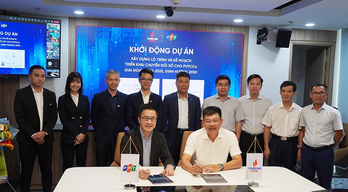 Ông Lê Cự Tân - TGĐ PVFCCo và ông Trần Huy Bảo Giang - TGĐ FPT Digital ký kết Dự án Tư vấn Chuyển đổi số toàn diện.