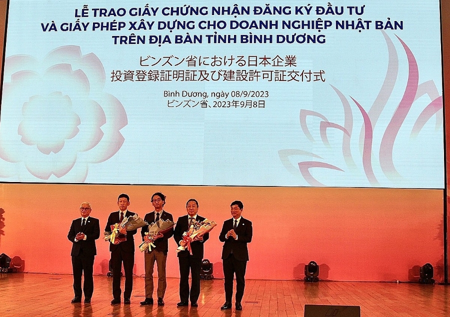 Ông Nguyễn Văn Lợi &lpar;bên trái, ngoài cùng&rpar;, Ủy viên Trung ương Đảng, Bí thư Tỉnh ủy Bình Dương trao giấy chứng nhận đăng ký đầu tư và giấy phép xây dựng cho các doanh nghiệp Nhật Bản trên địa bàn tỉnh.