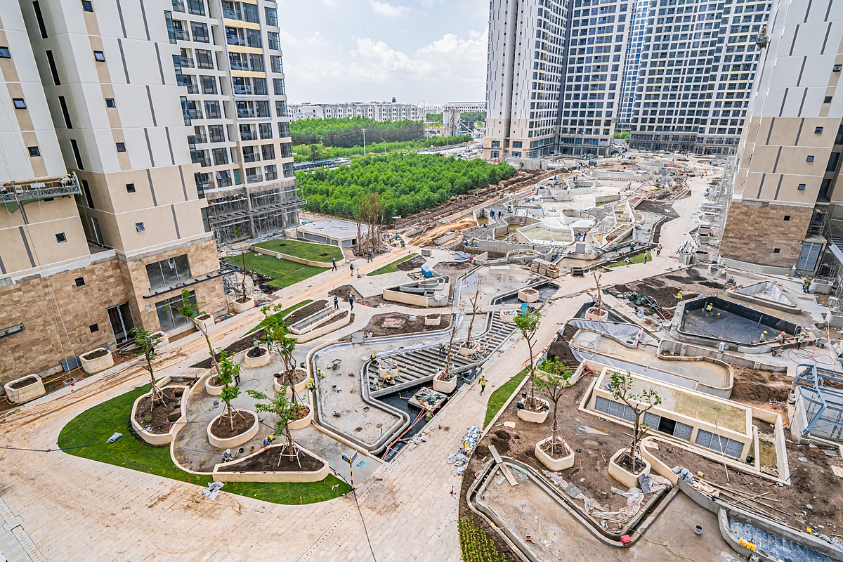 Dự án đã hoàn thiện bên ngoài và đang chăm chút tỉ mỉ không gian xanh trong tiện ích nội khu, diện tích rộng hàng đầu Grand Park.