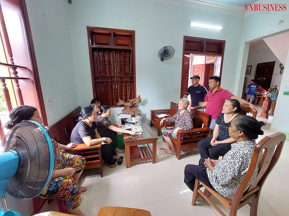 Đại diện người dân cung cấp thông tin cho phóng viên.