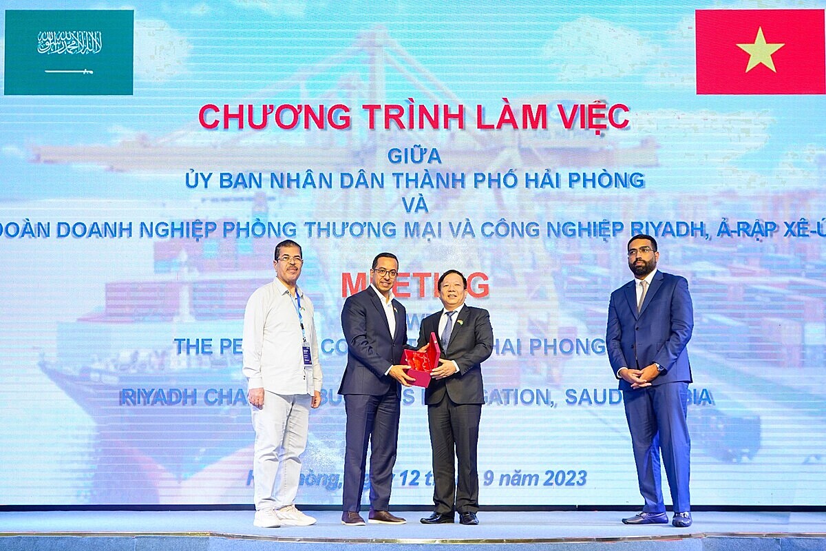 Đoàn doanh nghiệp Ả-rập Xê-út và thành phố Hải Phòng trao quà lưu niệm.