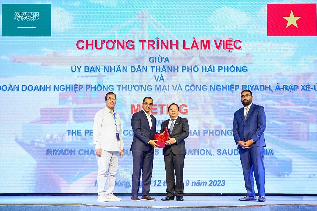 Đoàn doanh nghiệp Ả-rập Xê-út và thành phố Hải Phòng trao quà lưu niệm.