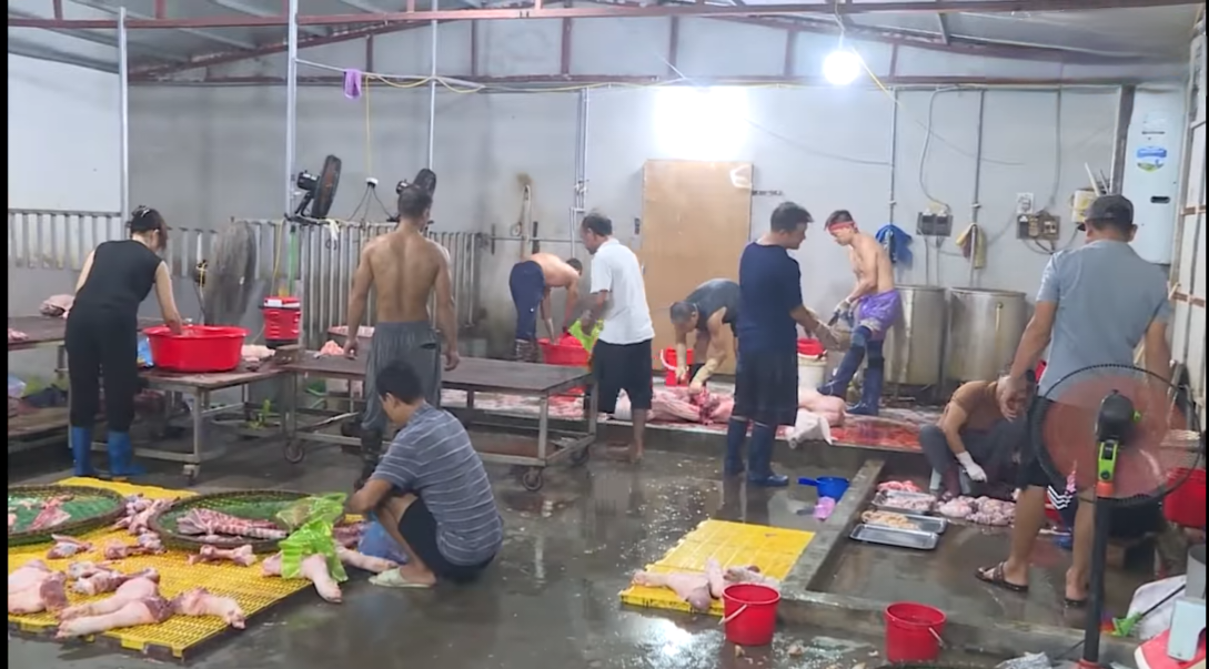 Bên trong cơ sở giết mổ của ông Phì &lpar;ảnh do người dân cung cấp&rpar;.