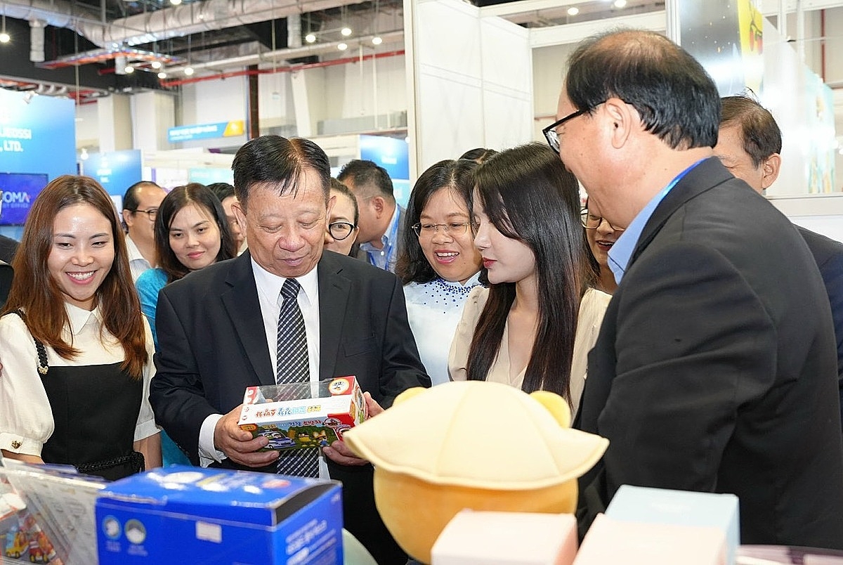 Lãnh đạo tỉnh Bình Dương cùng các đại biểu tham quan gian hàng tại sự kiện.