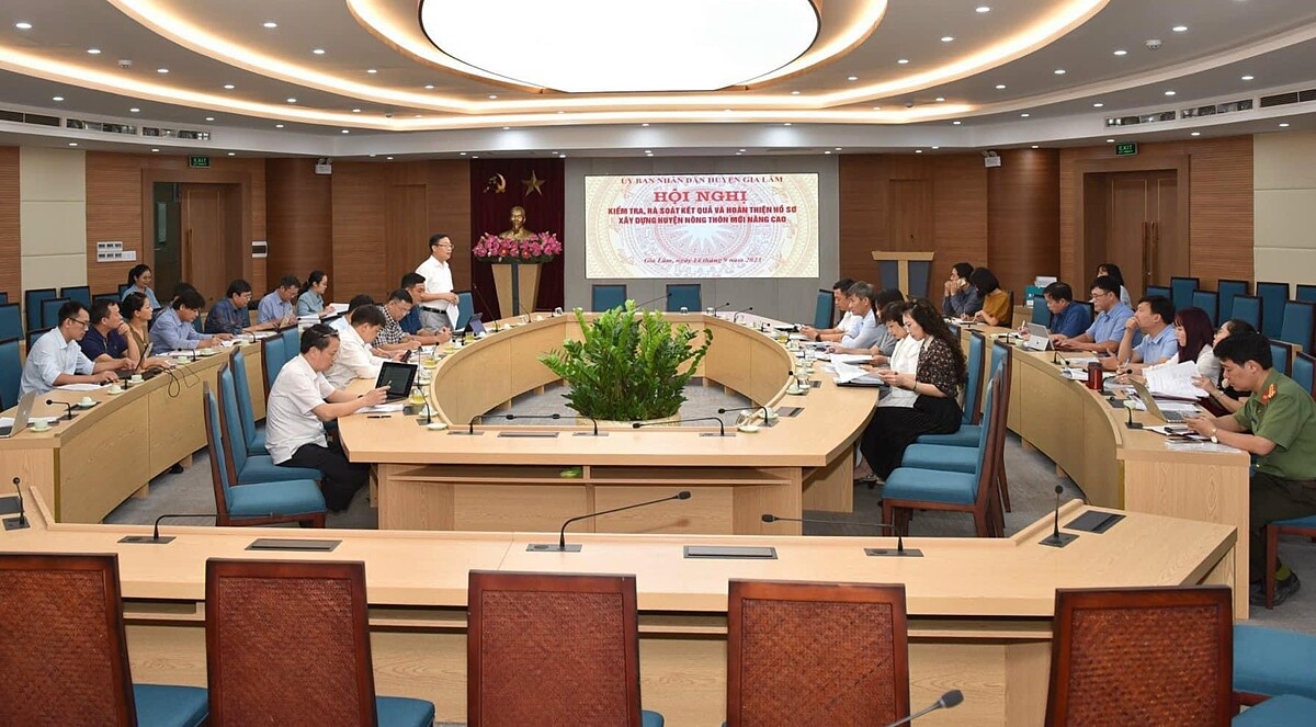 Các đại biểu rà soát, đánh giá từng tiêu chí trong xây dựng nông thôn mới nâng cao của huyện Gia Lâm.