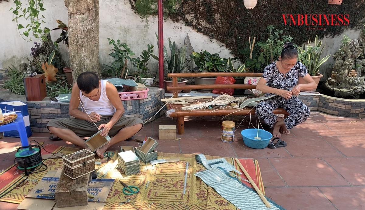 Nghề mây, tre, giang đan đóng vai trò quan trọng trong sự phát triển kinh tế xã Phú Nghĩa với 90% số hộ tham gia.