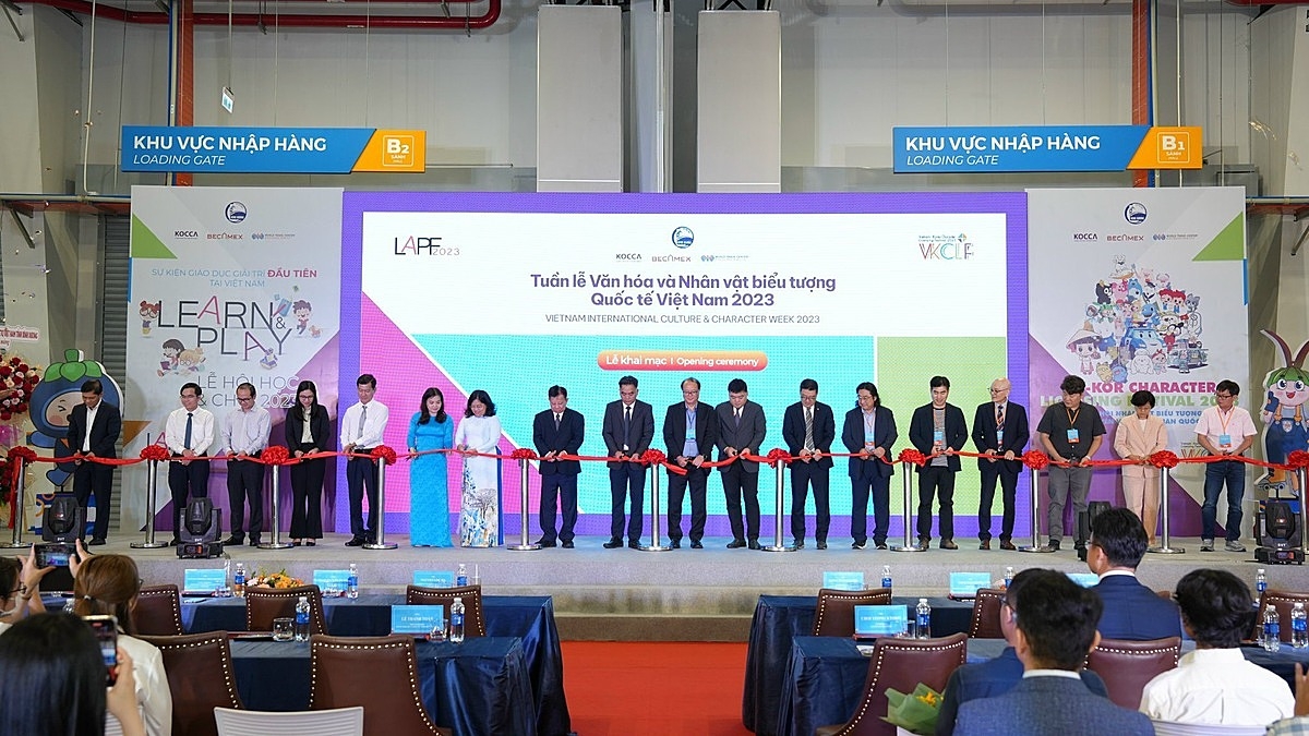 Lãnh đạo tỉnh Bình Dương cùng các đại biểu cắt băng khai mạc Tuần lễ Văn hóa & Nhân vật quốc tế Việt Nam 2023.