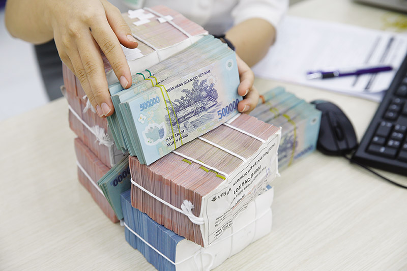 Nhiều ngân hàng đang áp biểu lãi suất cơ sở khá cao dù lãi suất huy động đã giảm mạnh.