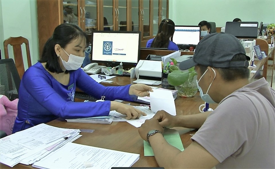 ILO khuyến nghị nên mở rộng trợ cấp thất nghiệp để ngăn người lao động khó khăn phải rút BHXH một lần.