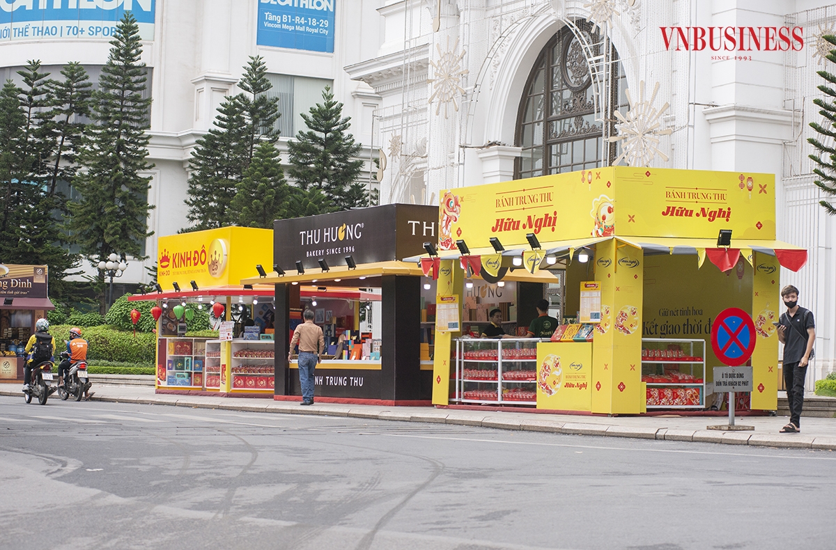 Mặc dù chỉ còn hơn 2 tuần nữa là đến Tết Trung thu, rất nhiều ki-ốt bán bánh Trung thu xuất hiện trên vỉa hè nhiều tuyến đường phố ở Hà Nội. Tuy nhiên, theo quan sát của phóng viên trong hơn 30 phút, tất cả đều ế ẩm, gần như không có vị khách nào vào hỏi.
