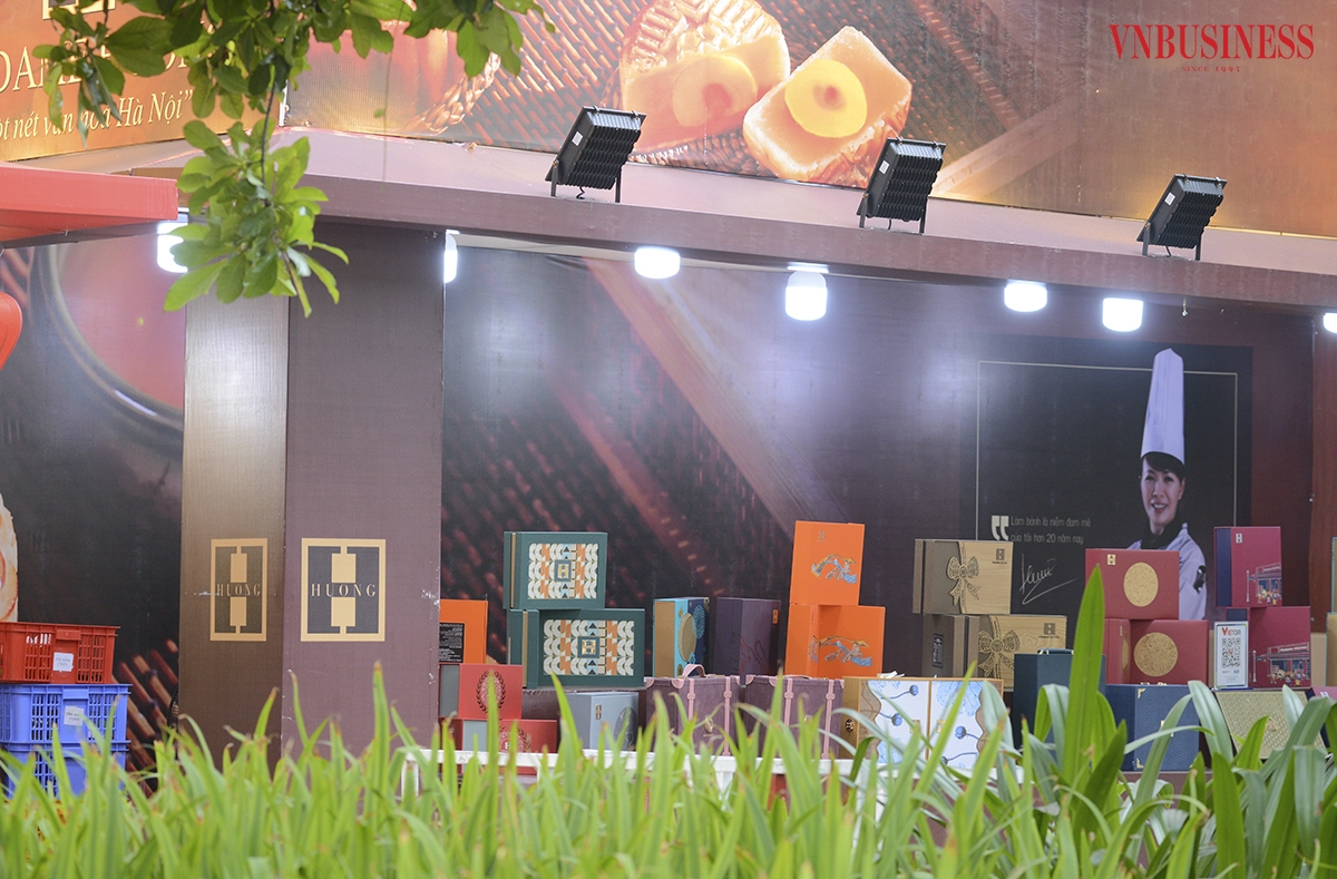 Rất nhiều mẫu mã, bao bì của bánh Trung thu được thiết kế rất đẹp mắt, hấp dẫn thực khách, thu hút sự quan tâm của những người muốn mua đem làm quà tặng có giá đến cả triệu đồng/hộp. Nhiều người cho rằng “loại này đắt ở vỏ, còn chất lượng ra sao thì không ai dám chắc”.