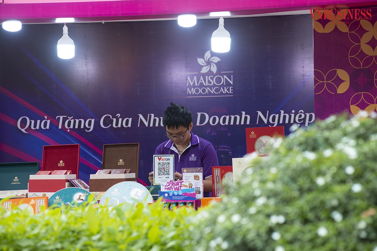 Hàng năm đều có sự thay đổi mẫu mã, hình thức, để hộp bánh trông sang trọng, bắt mắt hơn mà lượng khách đến xem và mua khá hạn chế. Những ngày này chúng tôi mở bán từ 8h đến 22h nhưng chỉ bán được khoảng vài hộp, doanh thu hơn 2 triệu đồng/ngày, anh Trần Ngọc Tuấn &lpar;nhân viên&rpar; ki-ốt tại đường Nguyễn Chí Thanh chia sẻ.