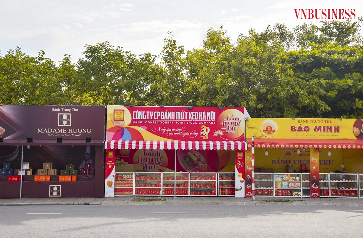 Tại gian hàng trên phố Nghi Tàm &lpar;quận Tây Hồ&rpar;, nhân viên bán hàng cho biết, trung bình chỉ bán được vài chiếc bánh lẻ mỗi ngày.