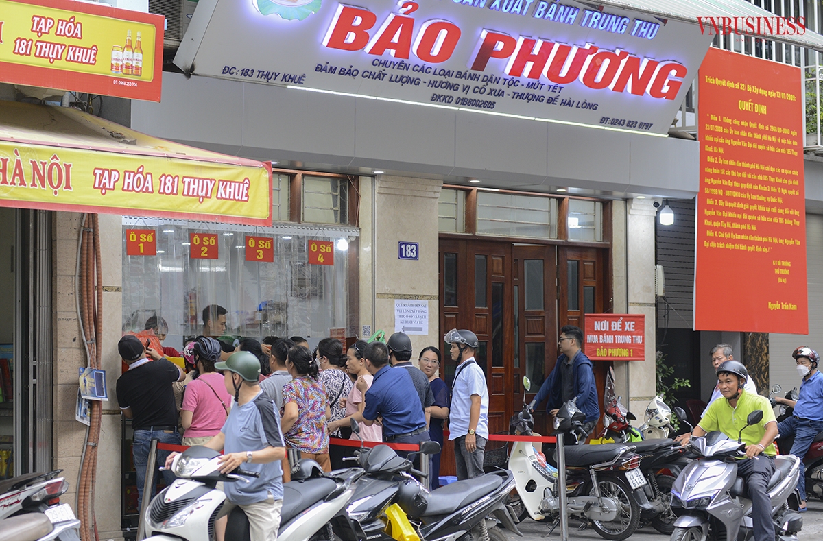 Một cửa hàng bán bánh Trung thu truyền thống tại phố Thụy Khuê &lpar;Tây Hồ, Hà Nội&rpar; cũng đã dần đông khách, cảnh người mua người bán diễn ra khá tấp nập. Cảnh này diễn ra từ chiều tới tối muộn. Tuy nhiên, so với mọi năm phải xếp hàng dài, thậm chí xếp hàng từ 4h sáng, thì năm nay con phố Thuỵ Khuê có phần yên bình hơn.