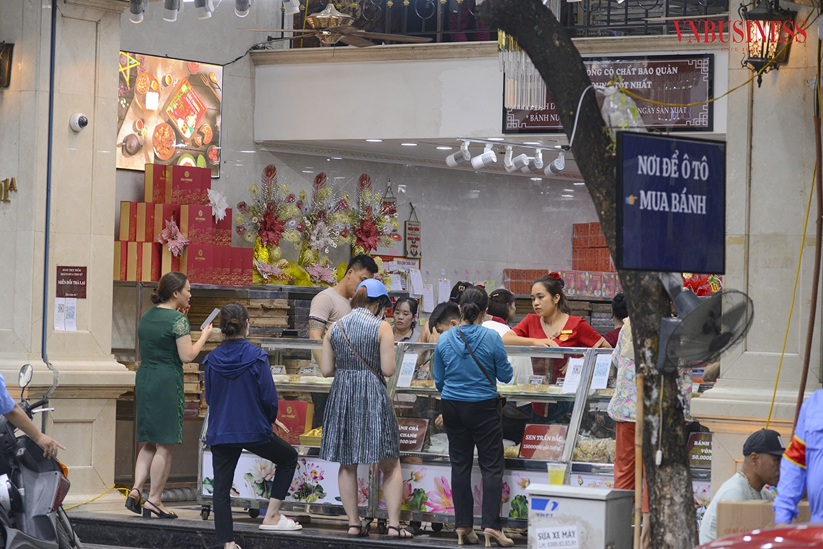 Phố Thụy Khuê &lpar;quận Tây Hồ, Hà Nội&rpar; là tuyến phố có nhiều cửa hàng bán bánh Trung thu truyền thống mở kinh doanh khá gần nhau. Theo nhiều người thì bánh Trung thu ở đây vẫn là hợp khẩu vị nhất, đúng kiểu “người xưa. Nguyễn Hòa &lpar;thực hiện&rpar;