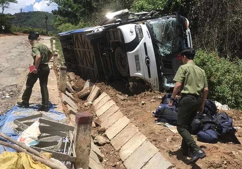 Hiện trường vụ tai nạn chở đội bóng trẻ Quảng Nam ở đèo Vi Ô Lắc.