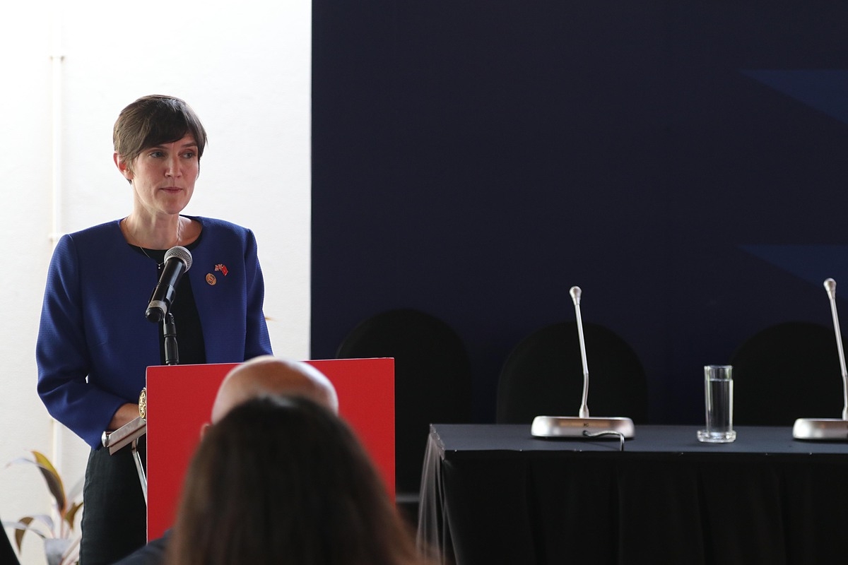 Bà Emily Hamblin, Tổng Lãnh sự Anh tại TP.HCM phát biểu tại họp báo.