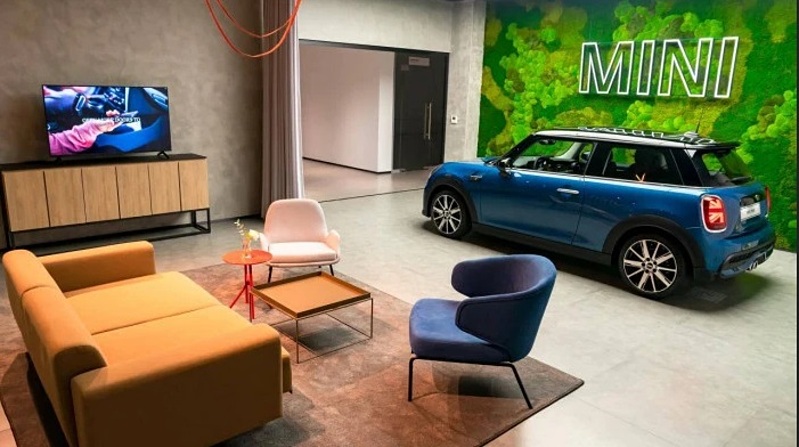 Khi đến với showroom, khách hàng tìm hiểu về các mẫu xe ở mọi góc độ hoặc thậm chí thay đổi và tuỳ chọn các trang bị cơ bản của xe ngay trên màn hình kỹ thuật số.